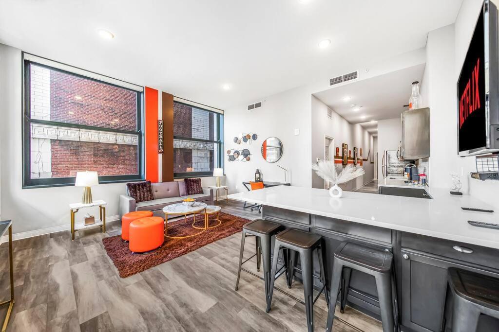 Heart Of Dt With Corner View And With Free Pool & Steam 307 Apartment Cleveland Bagian luar foto