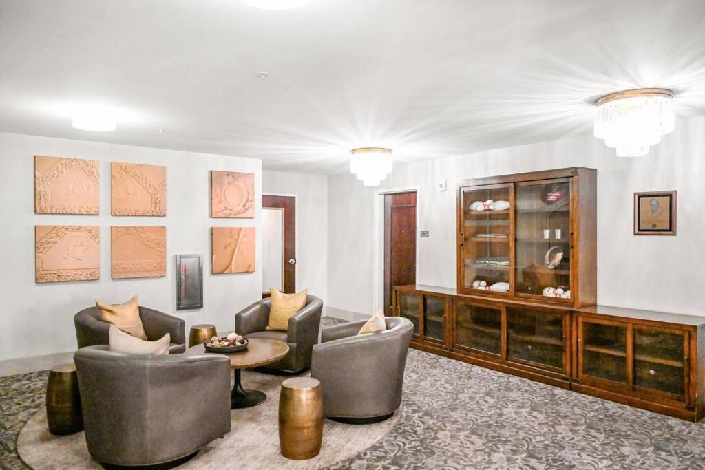 Heart Of Dt With Corner View And With Free Pool & Steam 307 Apartment Cleveland Bagian luar foto