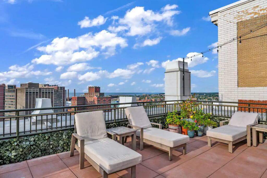 Heart Of Dt With Corner View And With Free Pool & Steam 307 Apartment Cleveland Bagian luar foto
