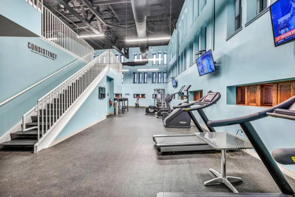 Heart Of Dt With Corner View And With Free Pool & Steam 307 Apartment Cleveland Bagian luar foto