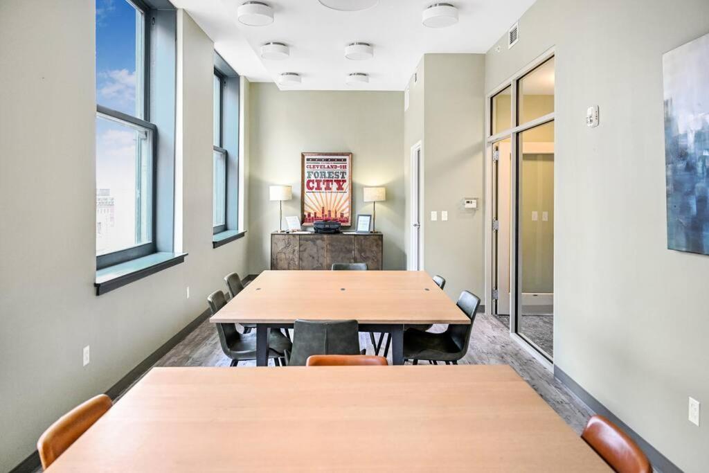 Heart Of Dt With Corner View And With Free Pool & Steam 307 Apartment Cleveland Bagian luar foto