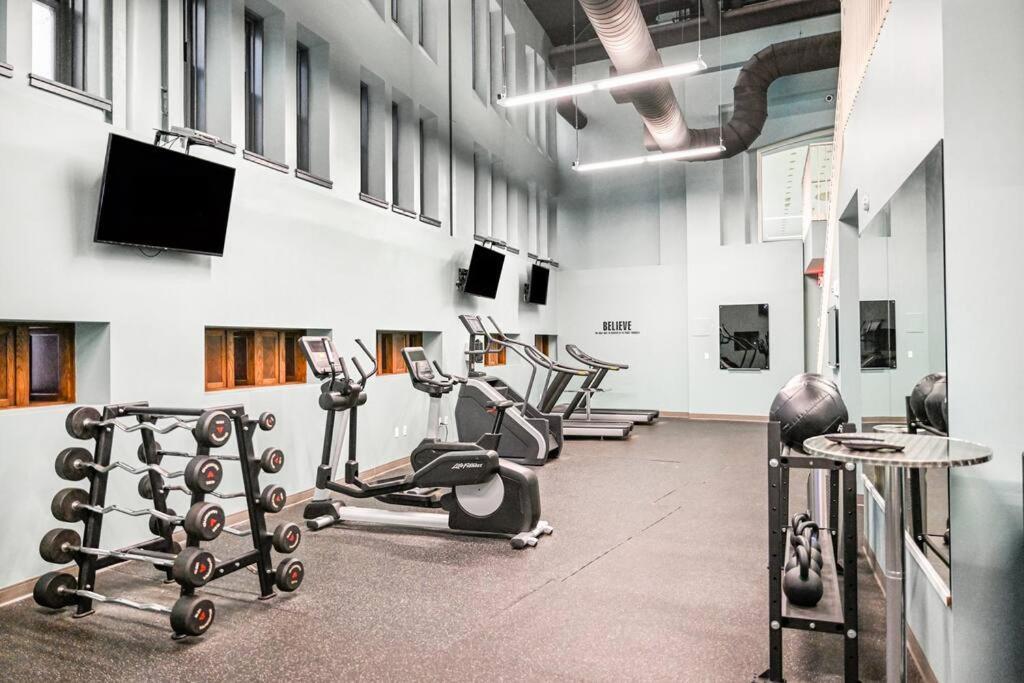 Heart Of Dt With Corner View And With Free Pool & Steam 307 Apartment Cleveland Bagian luar foto