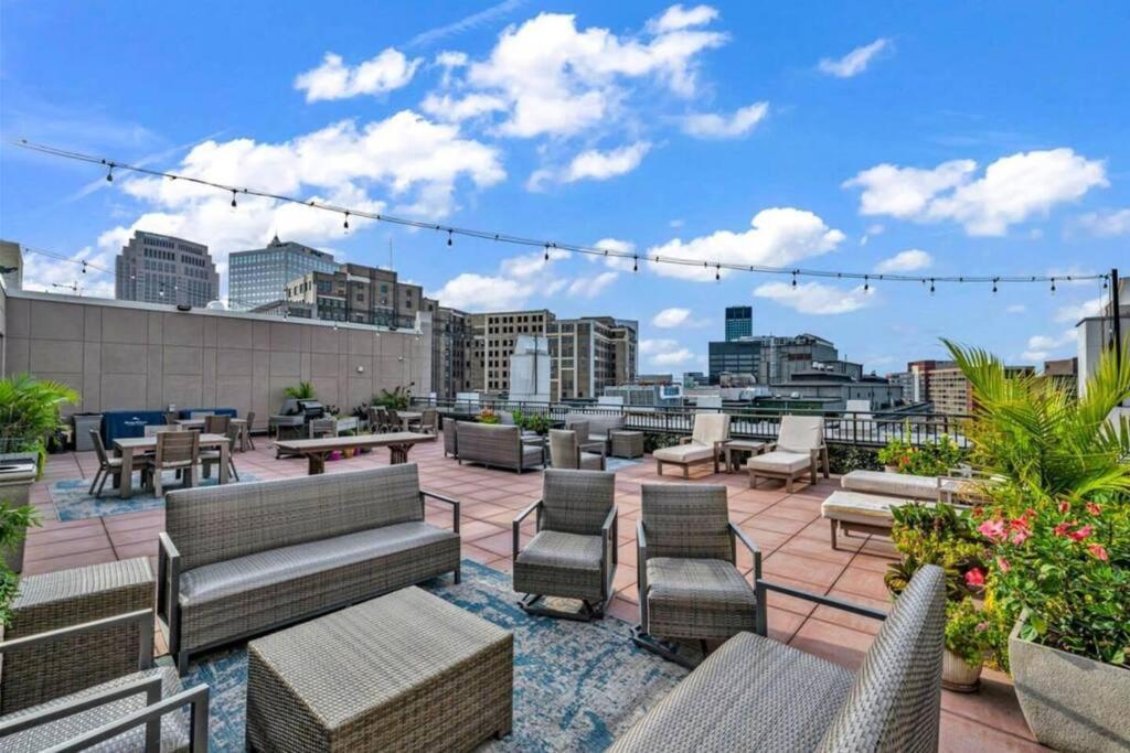 Heart Of Dt With Corner View And With Free Pool & Steam 307 Apartment Cleveland Bagian luar foto