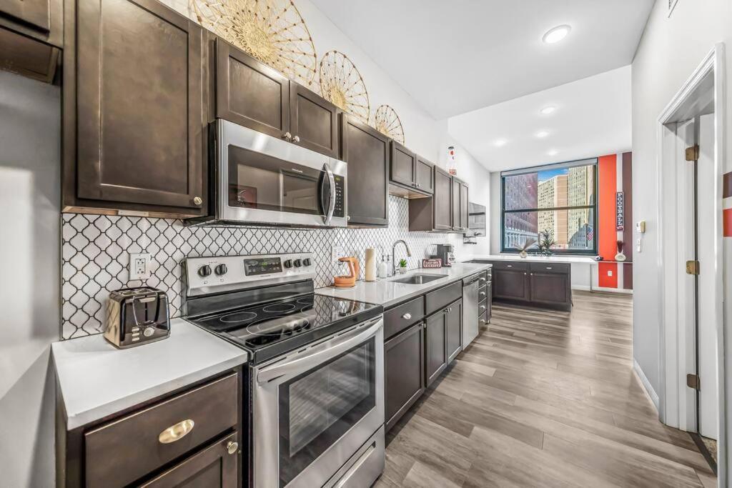Heart Of Dt With Corner View And With Free Pool & Steam 307 Apartment Cleveland Bagian luar foto