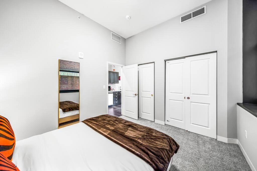 Heart Of Dt With Corner View And With Free Pool & Steam 307 Apartment Cleveland Bagian luar foto