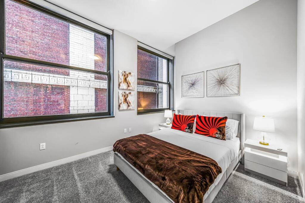 Heart Of Dt With Corner View And With Free Pool & Steam 307 Apartment Cleveland Bagian luar foto