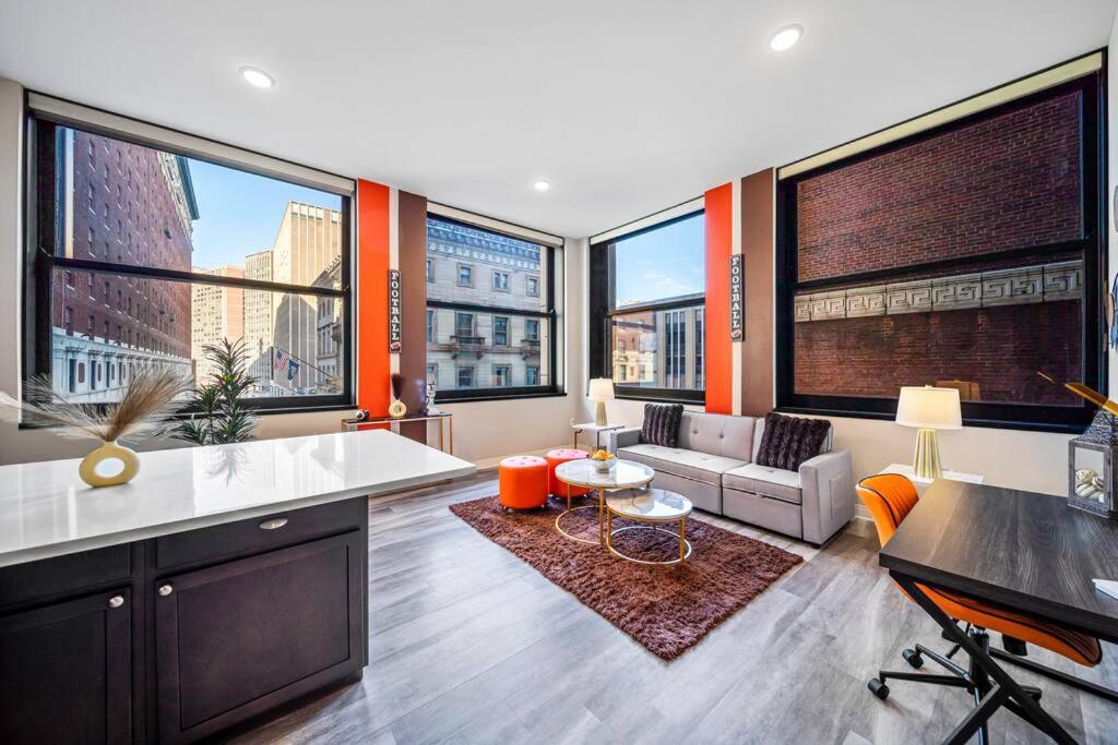 Heart Of Dt With Corner View And With Free Pool & Steam 307 Apartment Cleveland Bagian luar foto