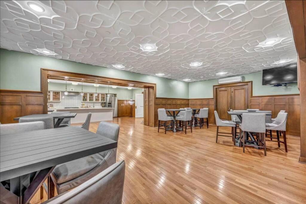 Heart Of Dt With Corner View And With Free Pool & Steam 307 Apartment Cleveland Bagian luar foto