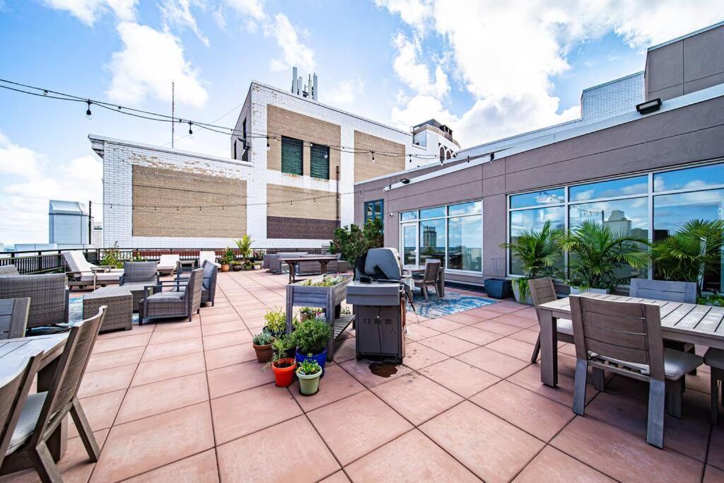 Heart Of Dt With Corner View And With Free Pool & Steam 307 Apartment Cleveland Bagian luar foto